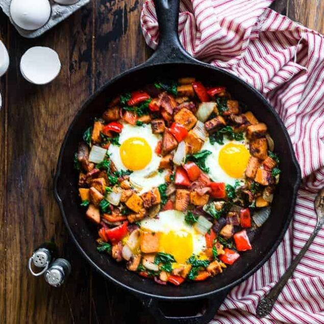 Whole30 Sweet Potato Bacon Breakfast Hash -This 30 minute, paleo friendly sweet potato hash with eggs makes a quick, delicious and healthy breakfast that is gluten/grain/dairy/sugar free and only 310 calories!| #Foodfaithfitness.com | #Paleo #Glutenfree #Whole30 #Healthy #Breakfast