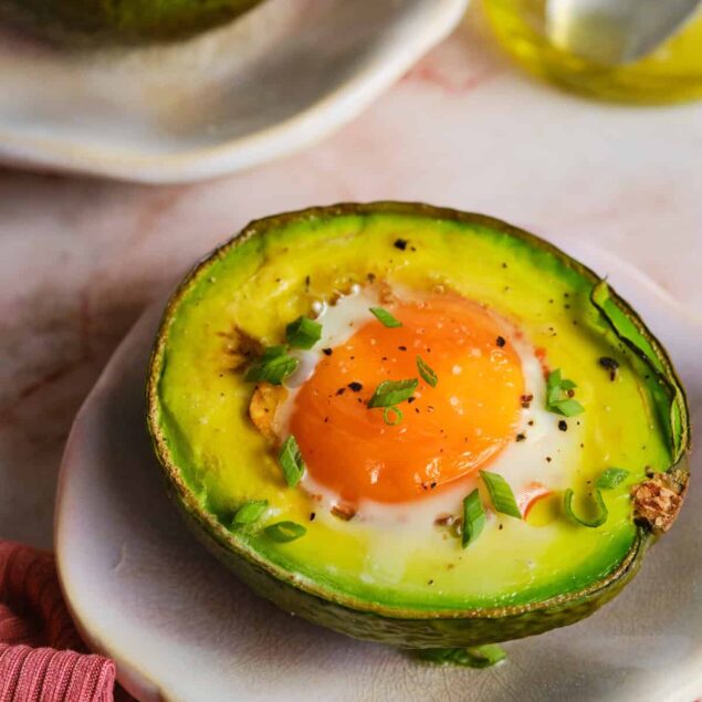 Easy Baked Eggs in Avocado