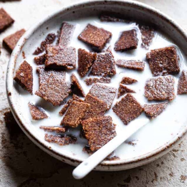 Cinnamon Homemade Keto Low Carb Cereal - This easy, paleo friendly Homemade Cereal tastes like cinnamon toast crunch but its gluten/grain/dairy/sugar free and healthy! Only 6 ingredients too! | #Foodfaithfitness | #Glutenfree #paleo #keto #lowcarb #sugarfree