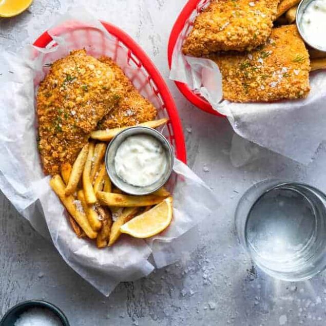 Crispy Air Fried Fish - SO easy to make and you will never believe it's oil free! Serve it with a healthy Greek yogurt tartar sauce for a dinner that is only 200 calories, 2 Freestyle points and protein packed! | #Foodfaithfitness | #Glutenfree #Healthy #Airfryer #Nutfree #WeightWatchers