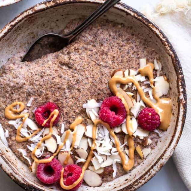 Low Carb Keto Oatmeal - This easy paleo and vegan friendly no oats oatmeal is gluten, grain, dairy and sugar free and tastes like cozy oatmeal without the oats! You won't believe it until you try it! | #Foodfaithfitness | #Glutenfree #Keto #Lowcarb #Sugarfree #Paleo