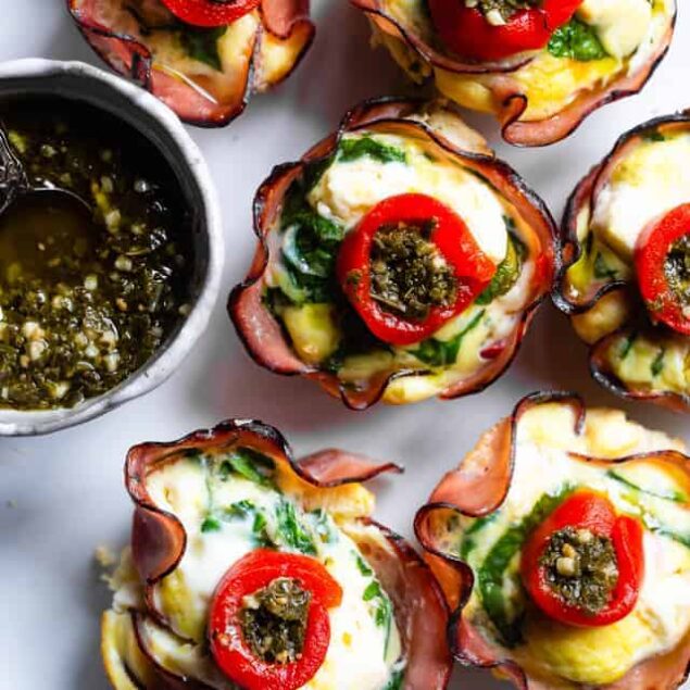 Mediterranean Keto Low Carb Egg Muffins - These easy, healthy egg muffins have a little Mediterranean flair and are packed with protein! A portable, healthy and gluten free breakfast or snack that is keto friendly and low carb! | #Foodfaithfitness | #Glutenfree #Keto #Lowcarb #Breakfast #Healthy