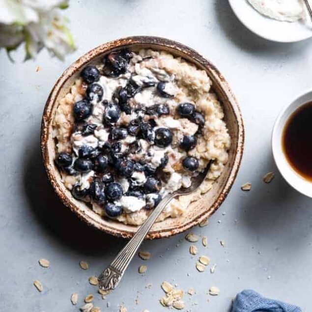 Blueberry Cheesecake Oatmeal - This quick and easy Blueberry Oatmeal with Cheesecake Swirl is a healthy, low fat and gluten free breakfast that tastes like waking up to cheesecake! | #Foodfaithfitness |