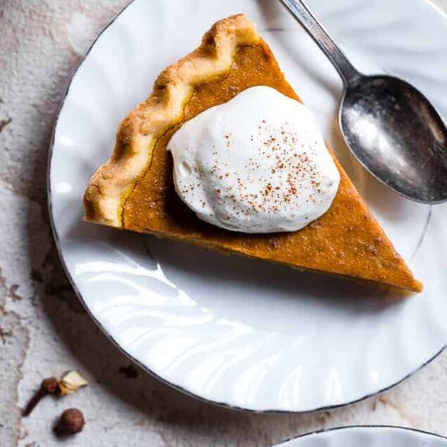 The BEST Low Carb Sugar Free Pumpkin Pie - This paleo friendly, sugar free pumpkin pie is SO delicious, you will never know it's dairy and gluten free and only 200 calories a slice! Everyone will want this recipe! | #Foodfaithfitness | #Glutenfree #Sugarfree #Paleo #Lowcarb #Healthy