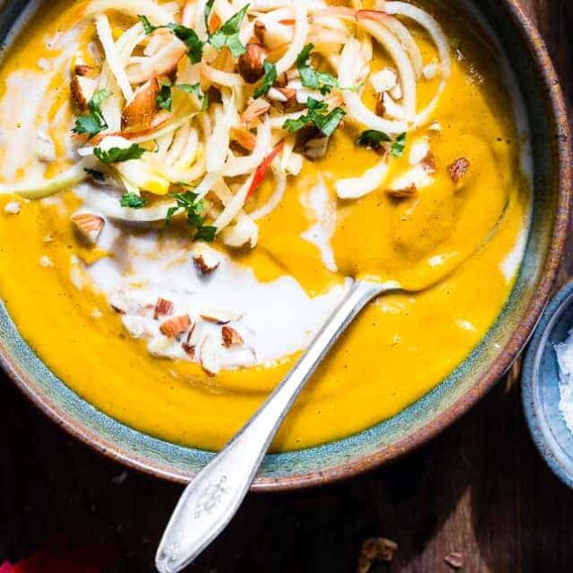 Slow Cooker Creamy Fall Vegan Sweet Potato Soup - this healthy sweet potato soup is made in the slow cooker for an EASY weeknight dinner that is loaded with spicy-sweet, cozy flavor! Gluten free, paleo and SO creamy and delicious! | #Foodfaithfitness | #Paleo #Glutenfree #Vegan #Dairyfree #slowcooker