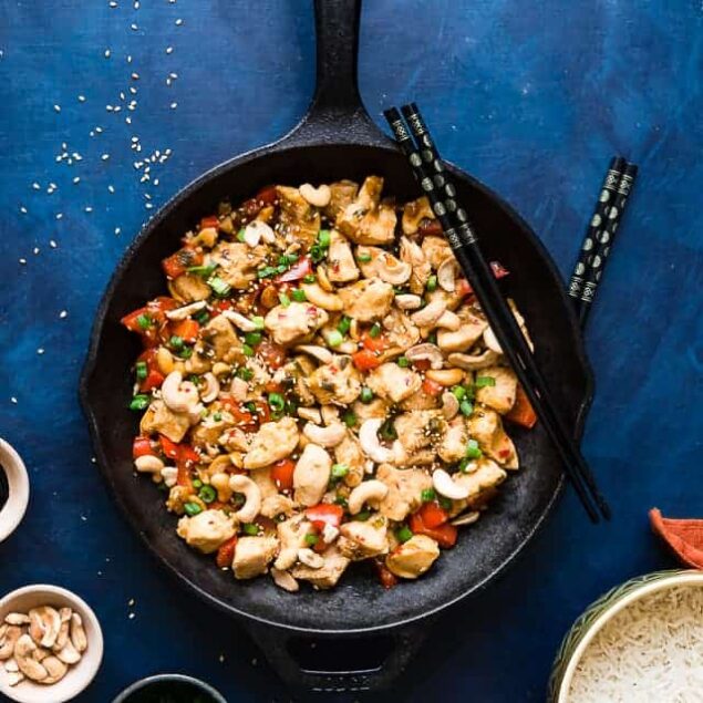 Easy Paleo Cashew Chicken Stir Fry - A healthy, gluten, grain and dairy free weeknight meal that the whole family will love! Ready in 20 minutes and WAY better than takeout! | #Foodfaithfitness | #Paleo #Glutenfree #Healthy #StirFry #Dairyfree