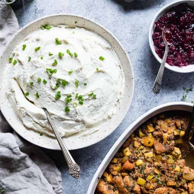  Healthy Garlic Mashed Cauliflower Potatoes - These 4 ingredient, keto"potatoes" are a vegan, gluten free and low carb side dish! They're only 70 calories, 2 Smartpoints and are a great way to get kids to eat veggies!  Perfect for Thanksgiving! | Foodfaithfitness.com | @FoodFaithFit