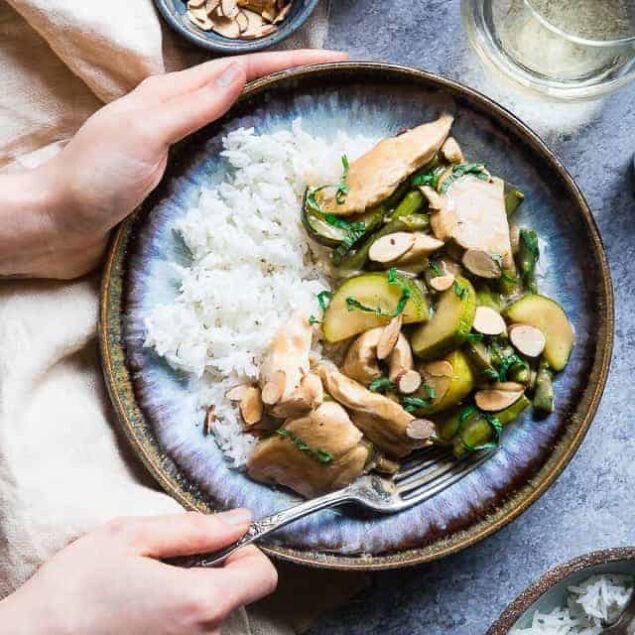 Easy Honey Mustard Chicken Skillet -  This paleo friendly chicken skillet is quick, easy and healthy! It's kid-friendly, 30 minute meal that makes great leftovers and perfect for busy weeknights! | Foodfaithfitness.com | @FoodFaithFit