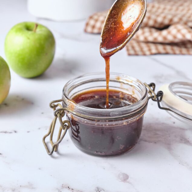 Sweet apple jelly recipe with fresh apples and caramelized sugar, healthy fruit jam. Perfect for breakfast, snacks, or spreading on toast, highlighting nutritious food and healthy eating.