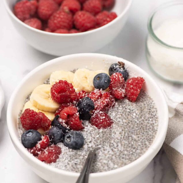 Fresh berry chia seed pudding topped with sliced bananas for a healthy breakfast or snack. Rich in antioxidants, fiber, and omega-3s, perfect for a nutritious diet.