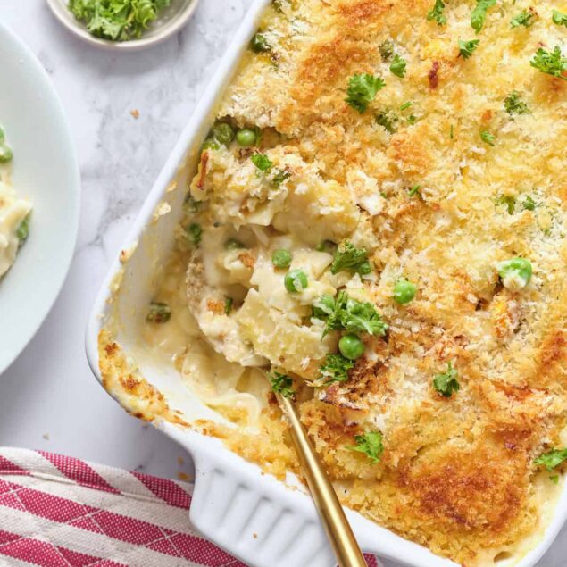 Creamy baked pasta casserole with golden breadcrumb topping, melted cheese, and fresh herbs, perfect for comfortable, healthy family meals and meal prep.