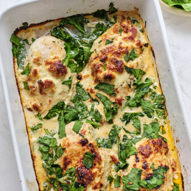 Creamy baked chicken with spinach and herbs in a delicious, nutritious sauce, perfect for a healthy dinner.