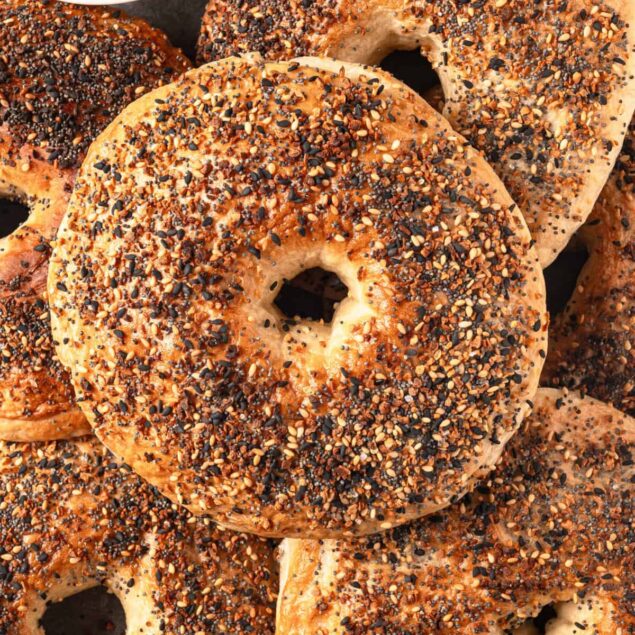 Crispy everything bagel recipe with sesame, poppy seeds, and garlic, perfect for breakfast or snacks.