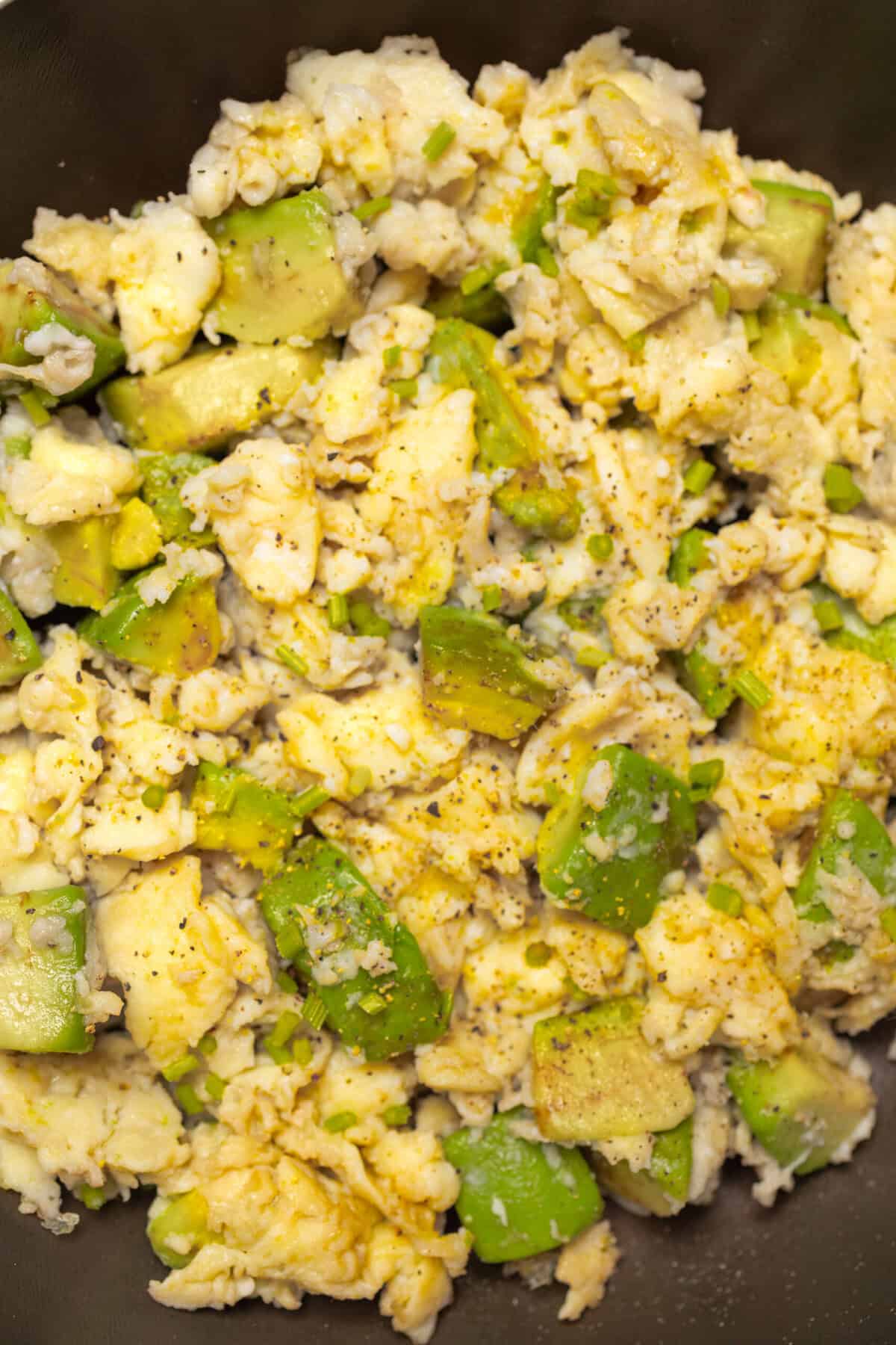 Scrambled eggs with zucchini and green onions, healthy breakfast recipe, high-protein, low-carb, easy to make, nutritious meal option.