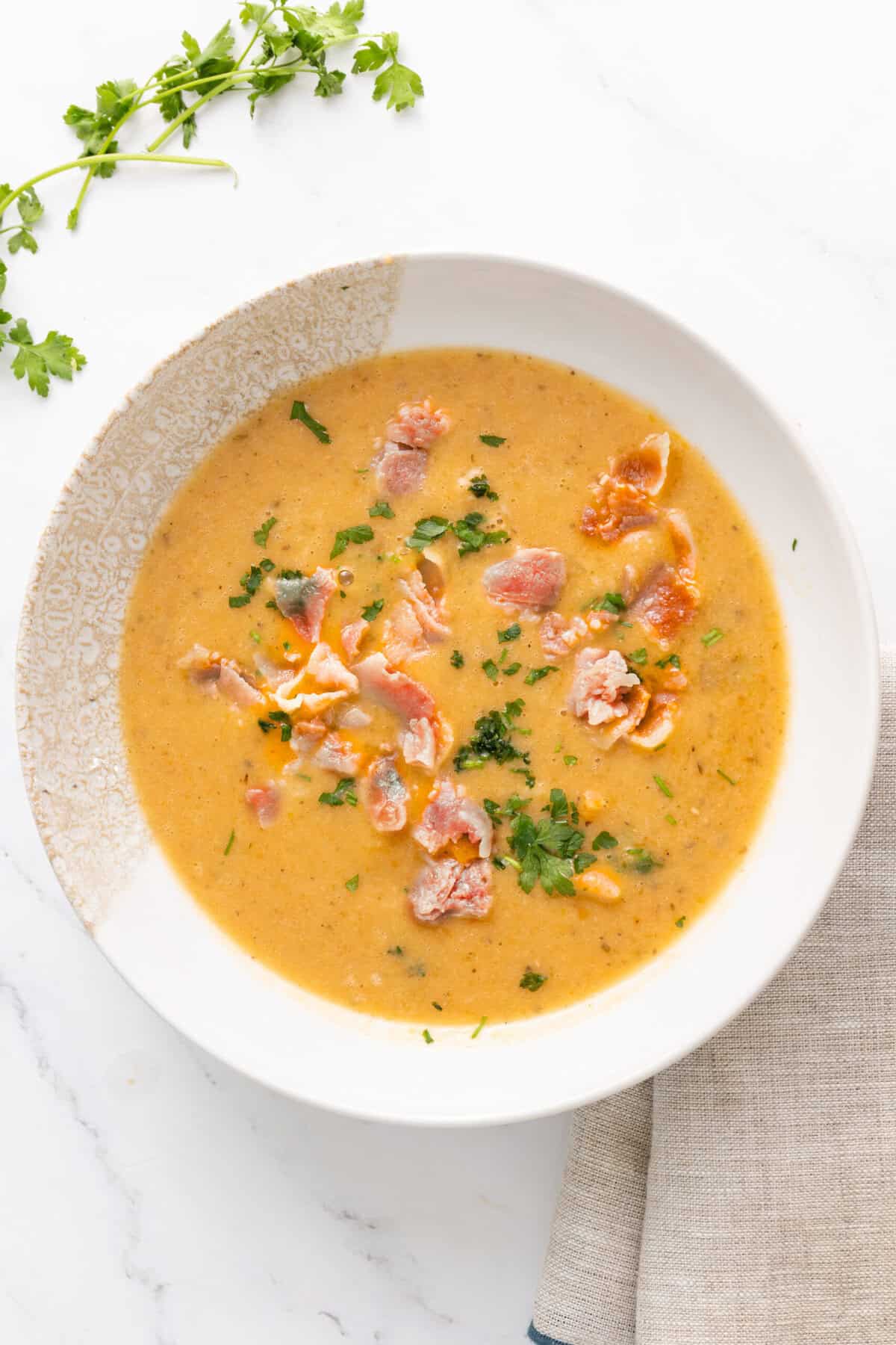 Creamy bacon and corn chowder made with fresh ingredients, perfect for healthy comfort food and weight loss recipes. Delicious, easy to prepare, and packed with flavor.