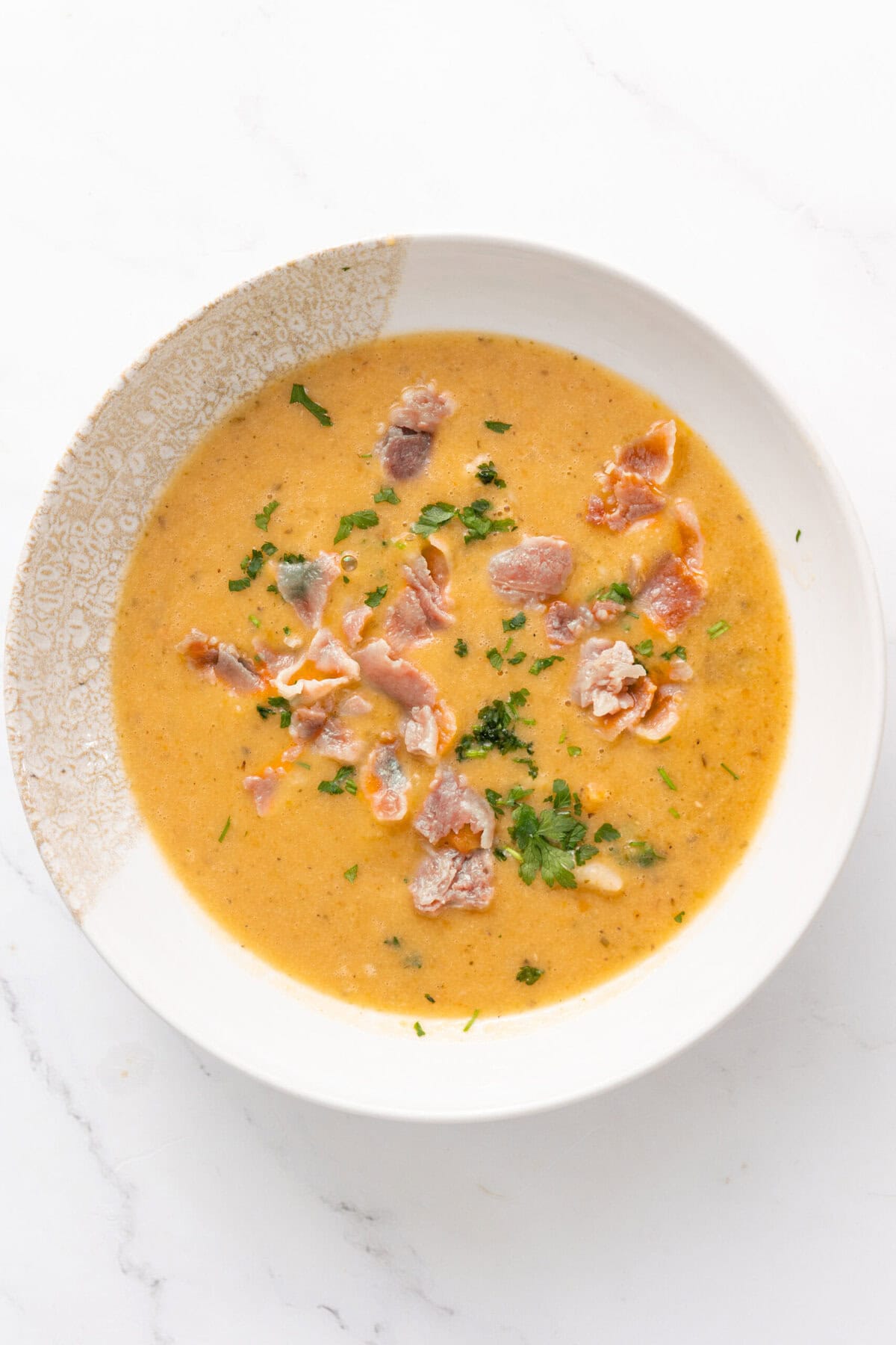 Creamy Chicken Pot Pie Soup with bacon and fresh herbs, a comforting healthy meal perfect for meal prep and weight loss. Easy to make, rich in protein, and flavorful.