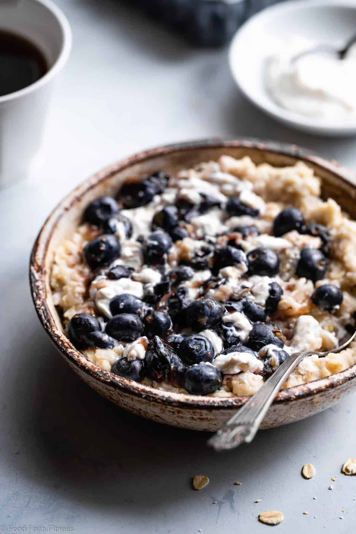 Blueberry Cheesecake Oatmeal - This quick and easy Blueberry Oatmeal with Cheesecake Swirl is a healthy, low fat and gluten free breakfast that tastes like waking up to cheesecake! | #Foodfaithfitness | #Glutenfree #healthy #breakfast #oatmeal #sugarfree