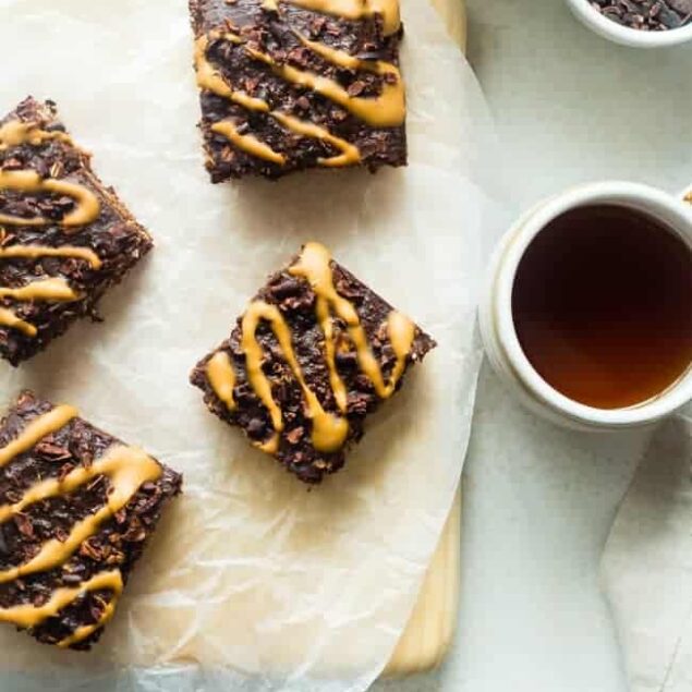 Vegan Banana Cacao Peanut Oatmeal Breakfast Bars - These gluten free oatmeal breakfast bars are made in one bowl! They're a healthy, easy, on-the-go breakfast that is vegan friendly and perfect for busy mornings or snacks! | Foodfaithfitness.com | @FoodFaithFit