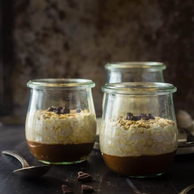 Vegan Brownie Batter Overnight Oats - These easy chocolate overnight oats taste like eating healthy, gluten free brownie batter for breakfast! They're a vegan-friendly breakfast that's ready in 10 minutes! | Foodfaithfitness.com | @FoodFaithFit