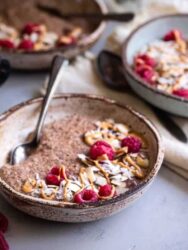 Low Carb No Oats Paleo Oatmeal - This easy paleo and vegan friendly no oats oatmeal is gluten, grain, dairy and sugar free and tastes like cozy oatmeal without the oats! You won't believe it until you try it! | #Foodfaithfitness |