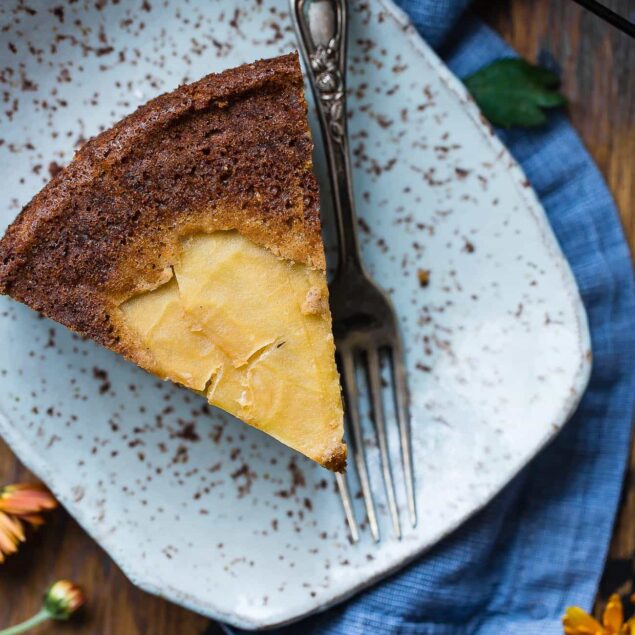 Gluten Free Apple Cinnamon Coffee Cake - This gluten free coffee cake is made with almond flour, apples and naturally sweetened with coconut sugar. Its a healthy, paleo and freezer-friendly breakfast that you will never believe is butter and oil free! | Foodfaithfitness.com | @FoodFaithFit