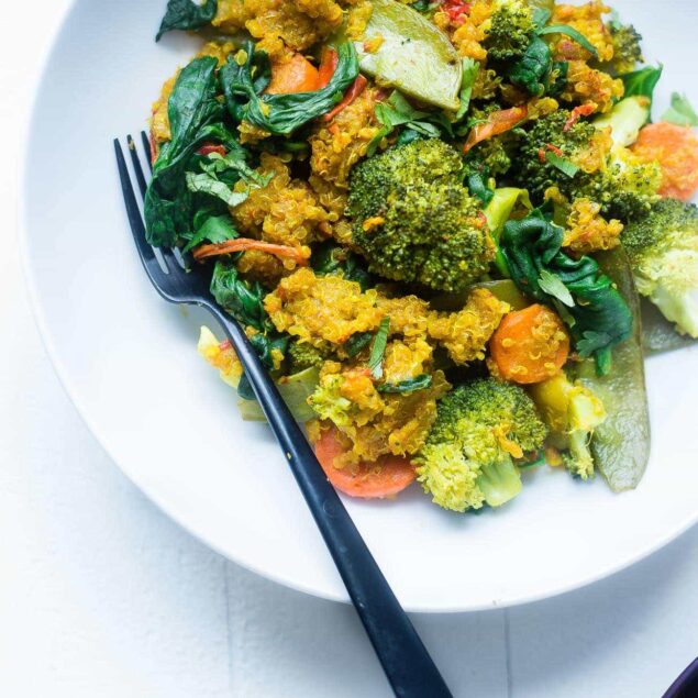 Vegan Turmeric Golden Milk Slow Cooker Quinoa - This healthy slow cooker quinoa with golden milk recipe is an easy, 10 ingredient plant-based dinner that is loaded with vegetables! Perfect for busy weeknights!| Foodfaithfitness.com | @FoodFaithFit