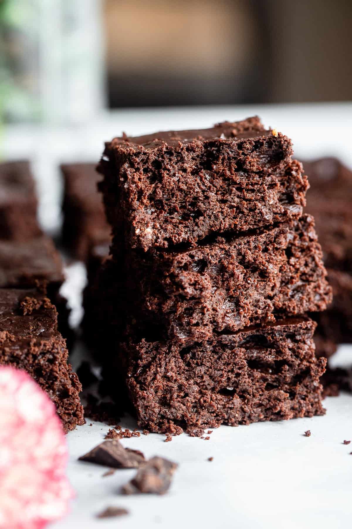 Healthy Greek Yogurt Brownies - These Healthy Greek Yogurt Brownies so dense and chewy and secretly packed with protein and naturally gluten free! A delicious, better for you treat! Healthy greek yogurt brownies