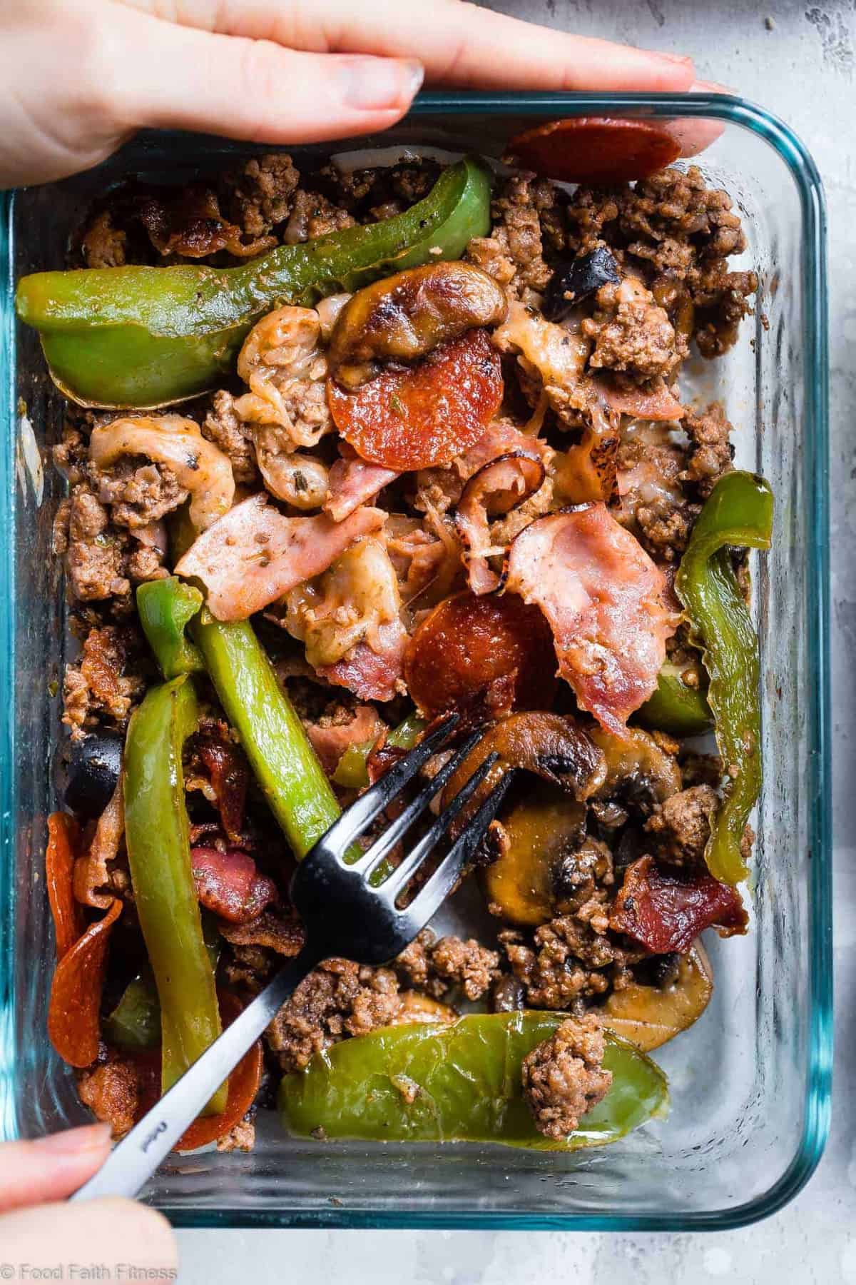 Keto Low Carb Pizza Meal Prep Bowls - These easy meal prep bowls are perfect for both kids and adults to pack for lunches! Gluten free, healthy and paleo and whole30 compliant too! Dairy free option included. | #Foodfaithfitness | #Glutenfree #keto #lowcarb #whole30 #mealprep