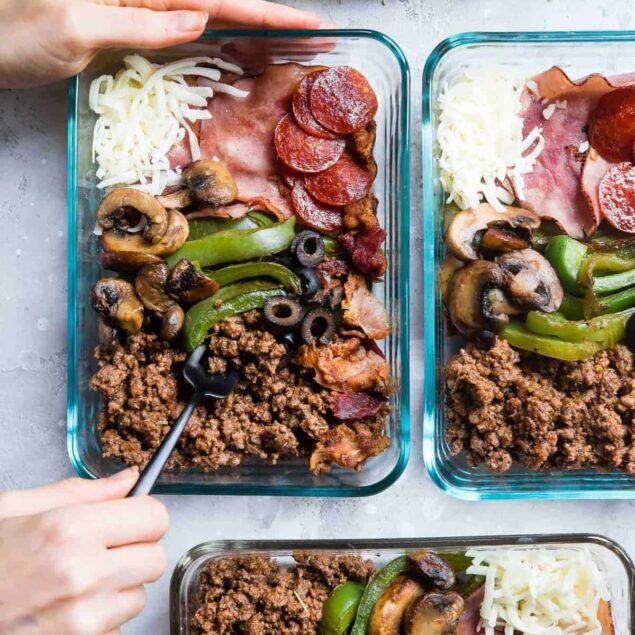 Keto Low Carb Pizza Meal Prep Bowls - These easy meal prep bowls are perfect for both kids and adults to pack for lunches! Gluten free, healthy and paleo and whole30 compliant too! Dairy free option included. | #Foodfaithfitness | #Glutenfree #keto #lowcarb #whole30 #mealprep