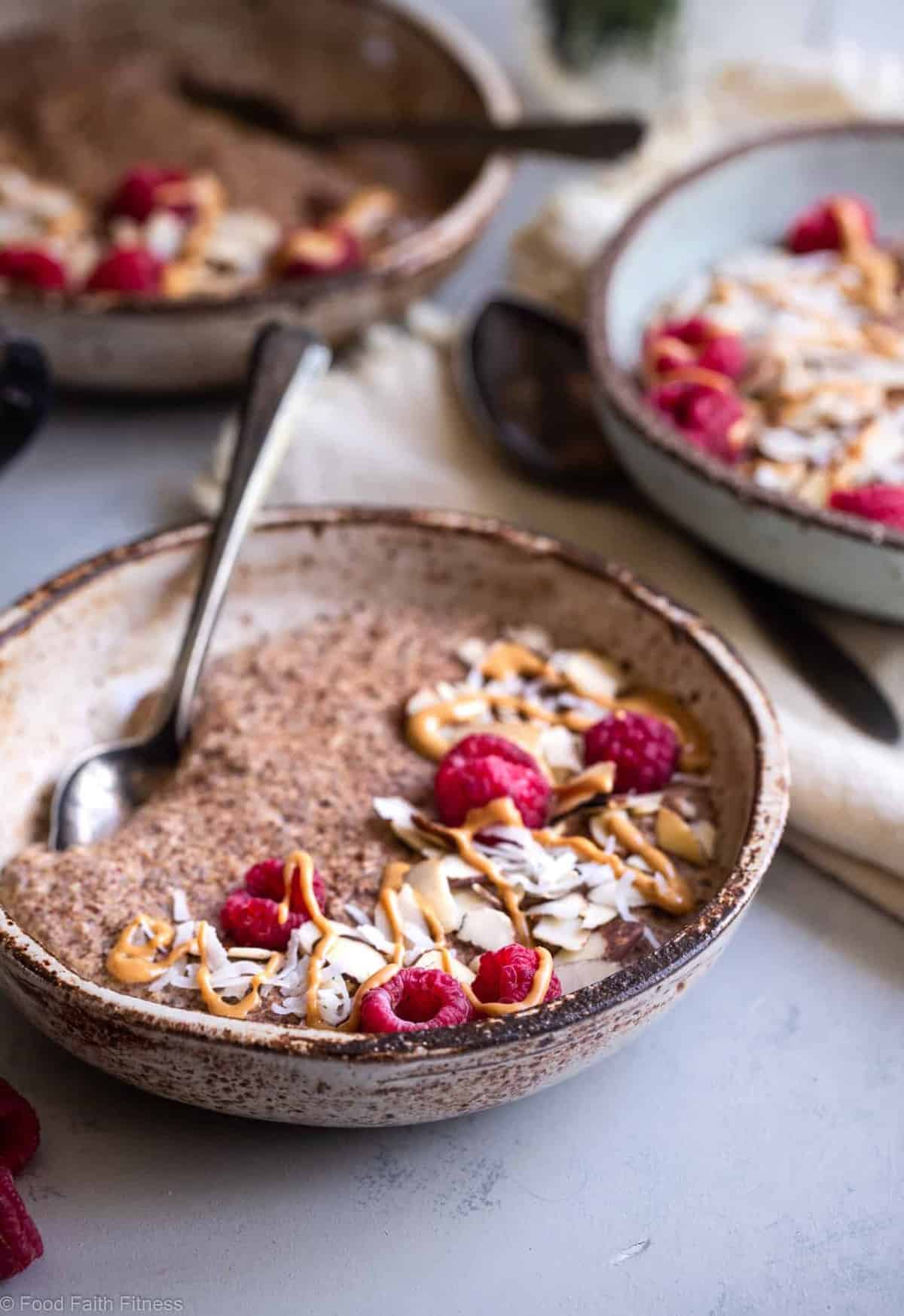 Low Carb No Oats Paleo Oatmeal - This easy paleo and vegan friendly no oats oatmeal is gluten, grain, dairy and sugar free and tastes like cozy oatmeal without the oats! You won't believe it until you try it! | #Foodfaithfitness |