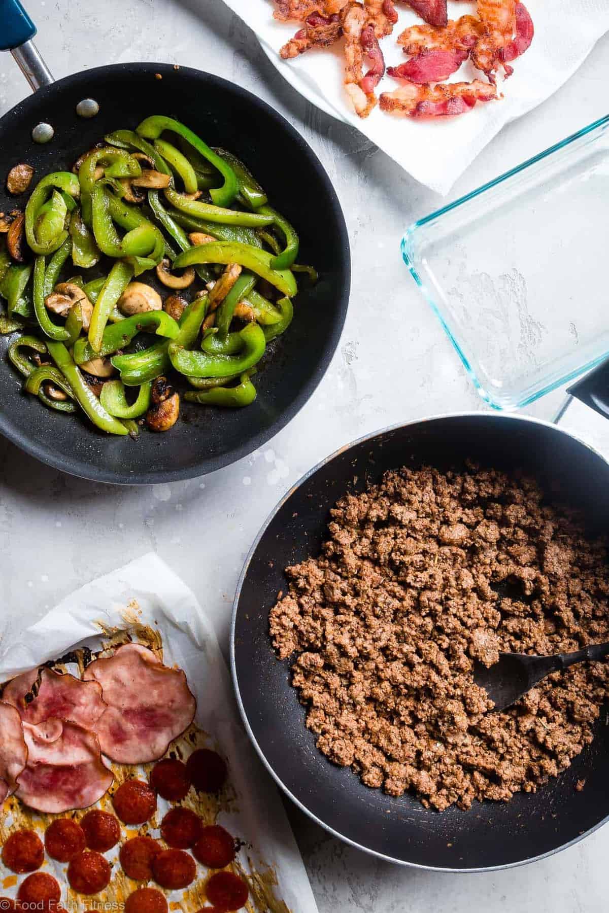 Keto Low Carb Pizza Meal Prep Bowls - These easy meal prep bowls are perfect for both kids and adults to pack for lunches! Gluten free, healthy and paleo and whole30 compliant too! Dairy free option included. | #Foodfaithfitness |