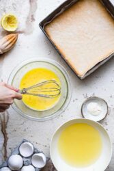 Sugar Free Keto Low Carb Lemon Bars - These easy, gluten free lemon bars are only 5 ingredients and SO delicious! You will never believe they are only 100 calories, low carb and sugar free! | #Foodfaithfitness | #Glutenfree #Lowcarb #keto #sugarfree #healthy