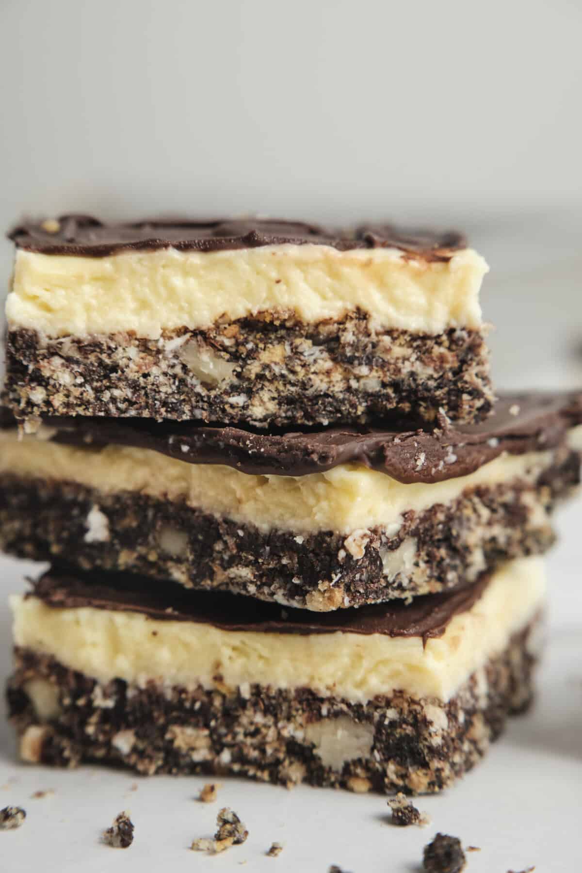 Delicious homemade layered dessert with chocolate, vanilla, and crunchy cookie crust, perfect for healthy snacks, desserts, or snacks.